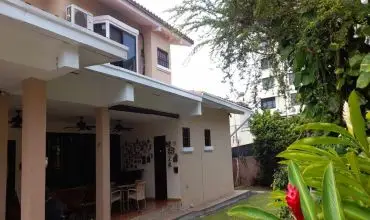 Venta Casa en El Carmen de tres niveles , URB HERBRUGER, EL CARMEN, CORREGIMIENTO BELLA VISTA, Panamá, 25470