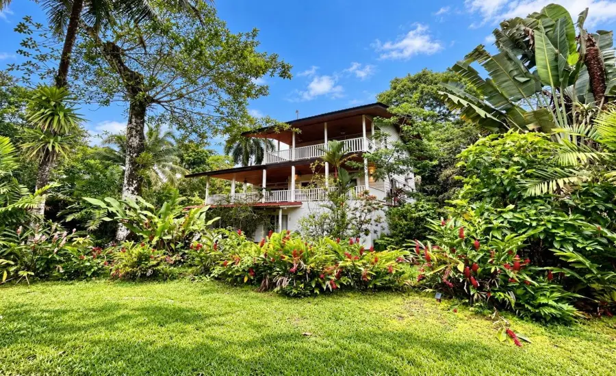 Hermosa Casa Tropical con Cabana para Huespedes y Piscina. , BIG CREEK, ISLA COLON, BOCAS DEL TORO, Bocas del Toro, 26085