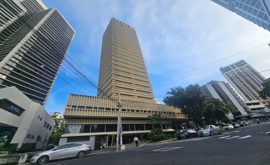 Banco vende local comercial en Torre Comosa, Obarrio , OBARRIO, Panamá, 24713
