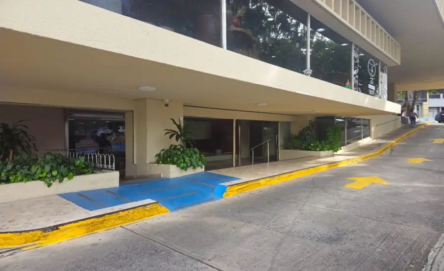 Banco vende local comercial en Torre Comosa, Obarrio , OBARRIO, Panamá, 24713