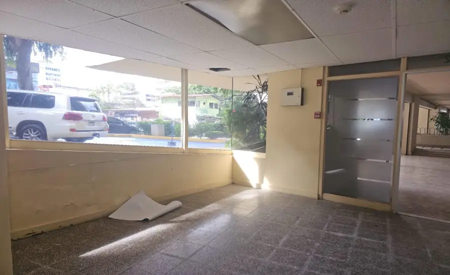 Banco vende local comercial en Torre Comosa, Obarrio , OBARRIO, Panamá, 24713